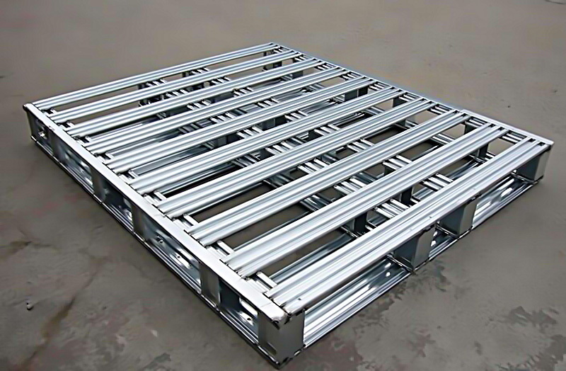 What is a metal pallet and what are its uses?